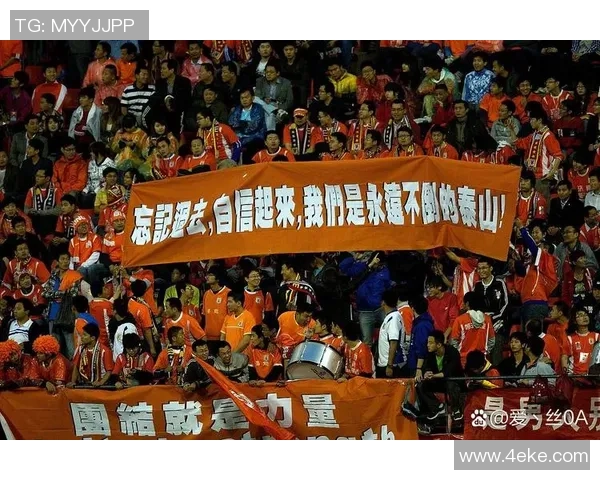 足球屋顶上的梦想与激情探寻球迷心中的热血传奇